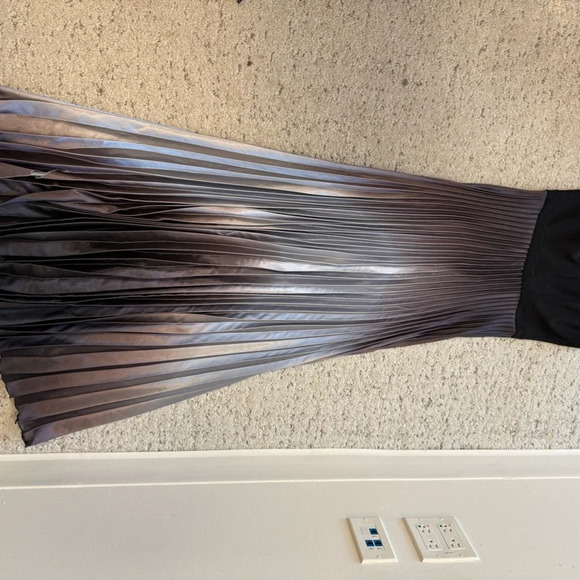 Betsy & Adam size 4 GUC Red Pleated V-Neck Maxi Dress- seee full description - Picture 13 of 16